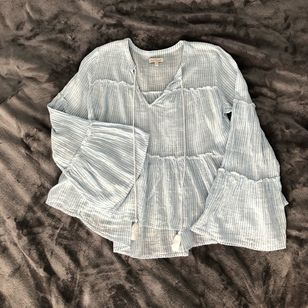 Lightweight Flare-sleeved Blouse